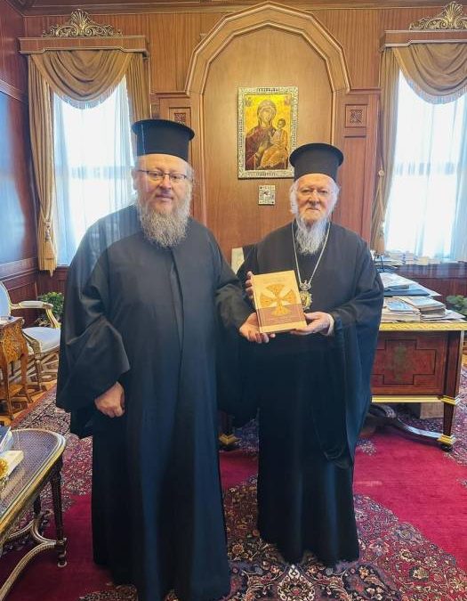 Русенският митрополит Наум подари на Вселенския патриарх български превод на неговата книга „Среща с тайнството“