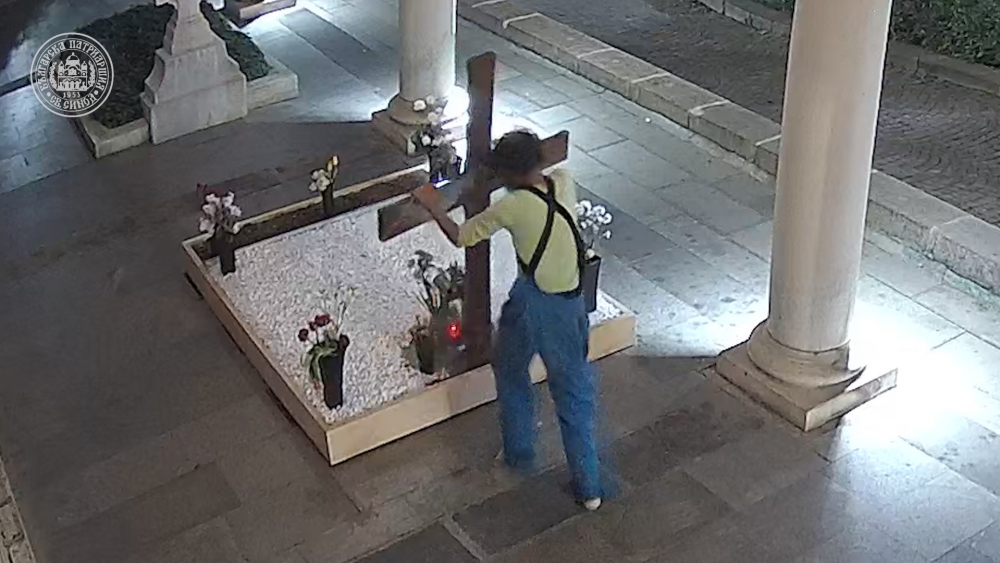 Кадри от охранителните видеокамери от поругаването на гроба на Българския патриарх Неофит
