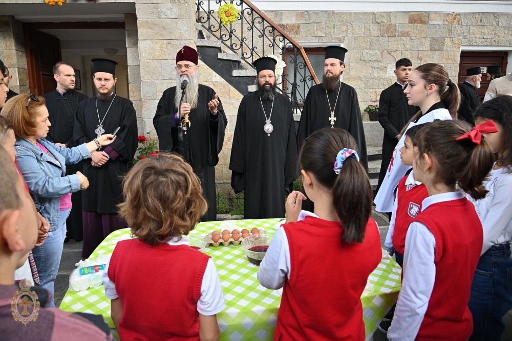Над 230 деца боядисаха великденските яйца в двора на митрополитския храм в Пловдив